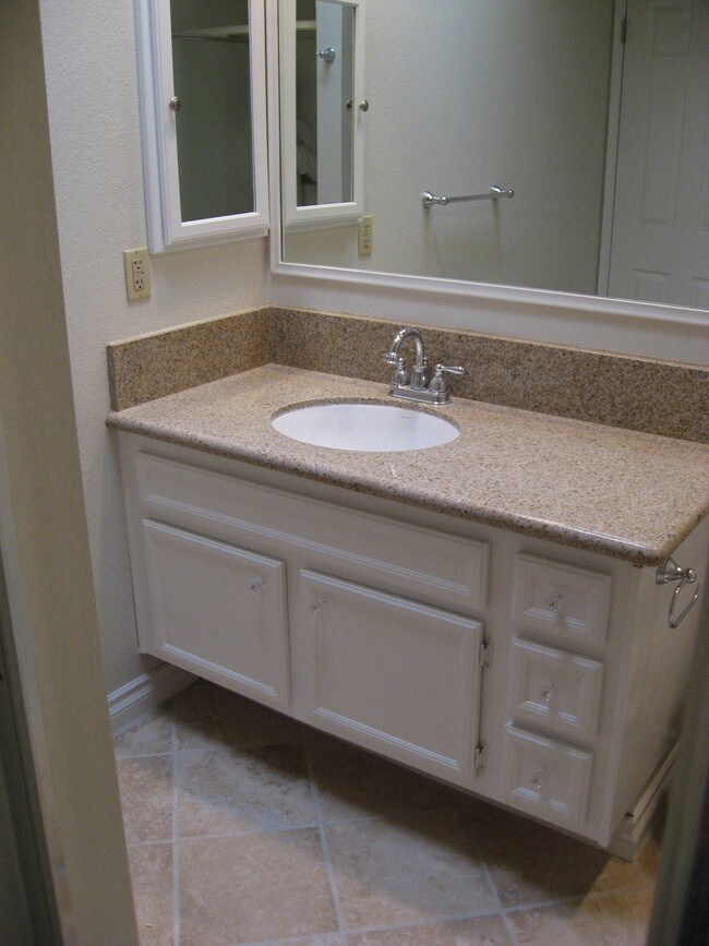 Building Photo - 2202 River Run Dr