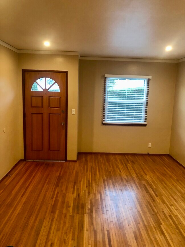 Building Photo - 1802 Green Ln