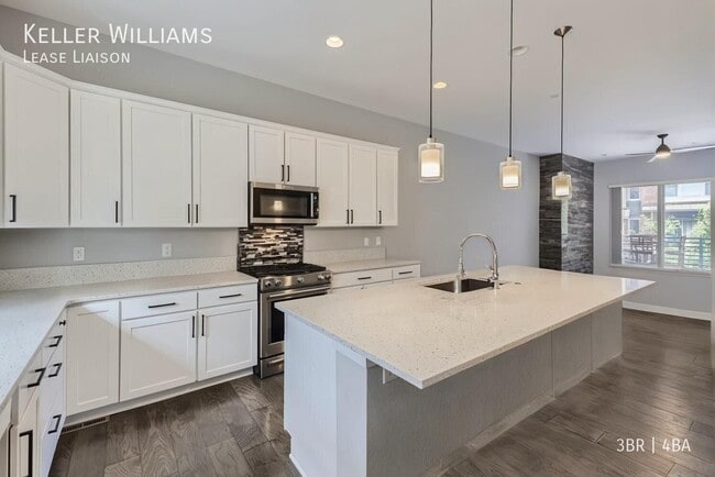 Building Photo - 427 Primrose Ln