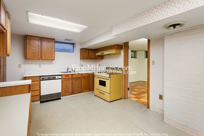 Building Photo - Spacious Mid-Century Three Bedroom Home In Woodstock!