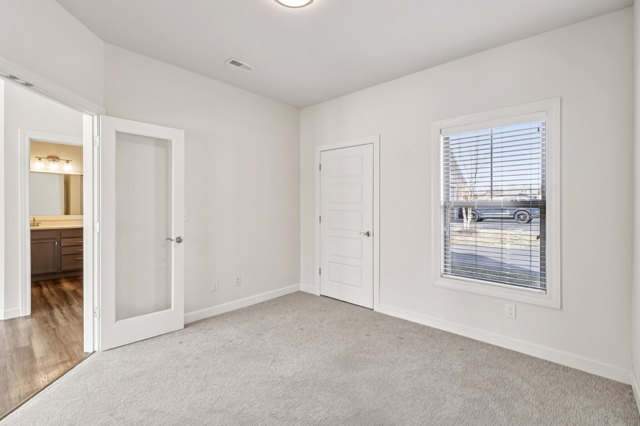 Building Photo - 9776 Montclaire Dr