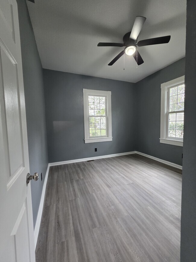 Building Photo - 307 E Pembroke Ave