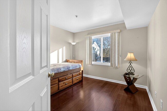 Building Photo - Creekside 1st floor unit Showing Saturday 2/7 10am-10:15am