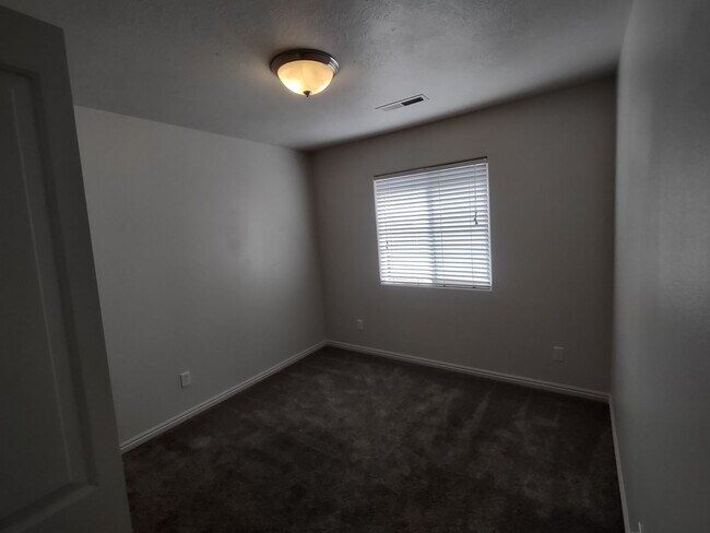 Building Photo - Fox Cove Unit