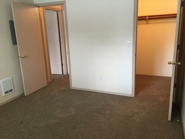 Building Photo - WALLACE PARK APARTMENTS (03)