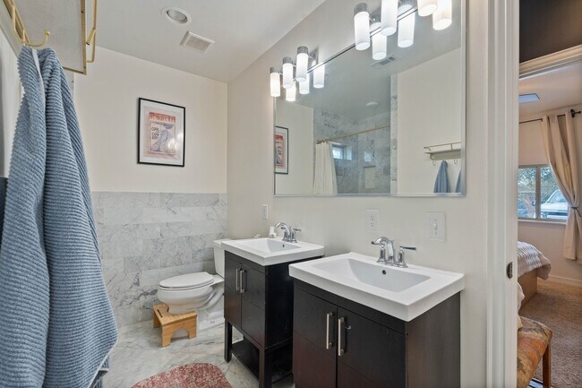 Building Photo - 1119 W 30th St