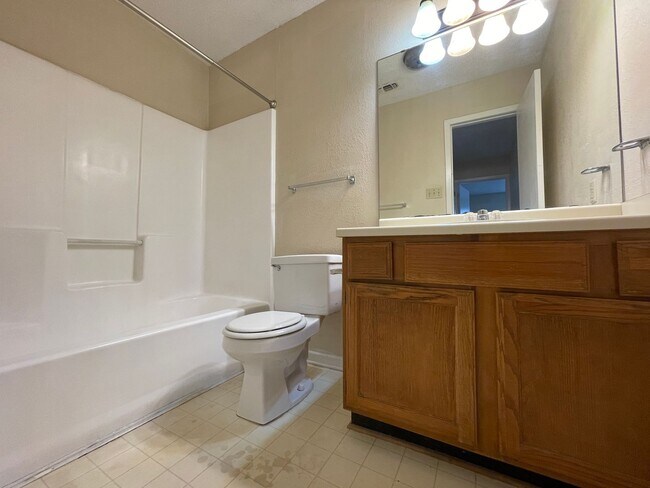 Building Photo - 1701 Cedarview Cir