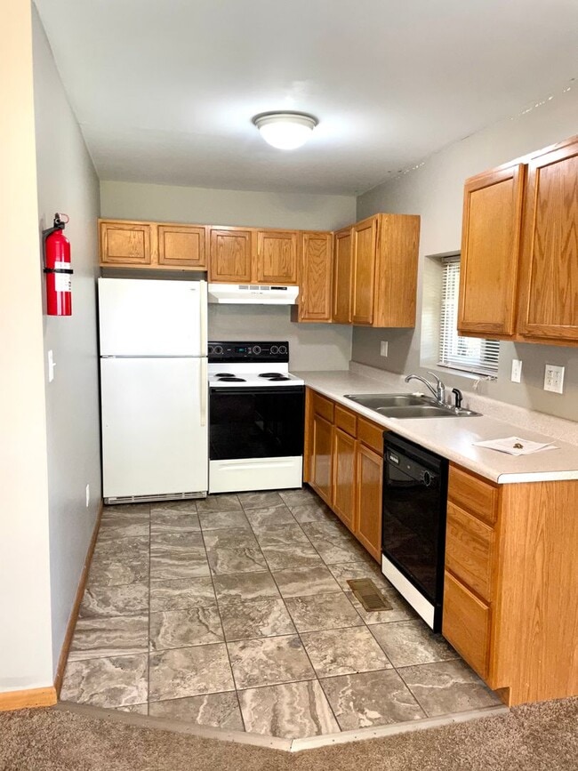 Building Photo - Spacious 3 bed/2 bath - walk to campus!