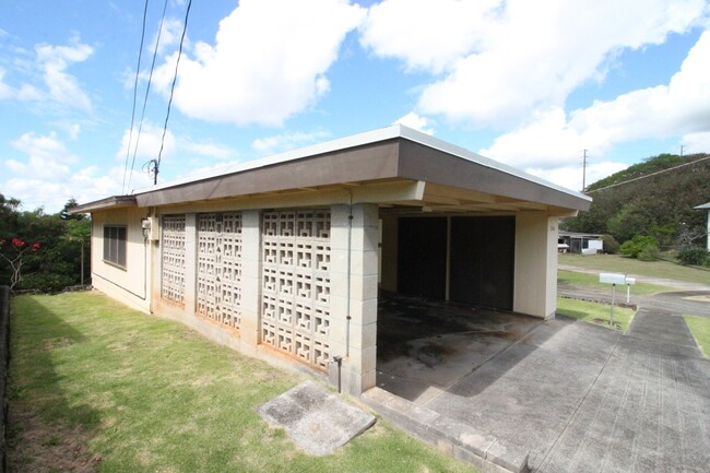 Building Photo - Spacious 3 Bedroom, 2 Bath, 2 Parking rent...