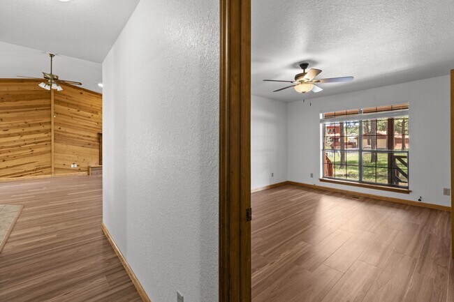 Building Photo - 103 E Miller Ct