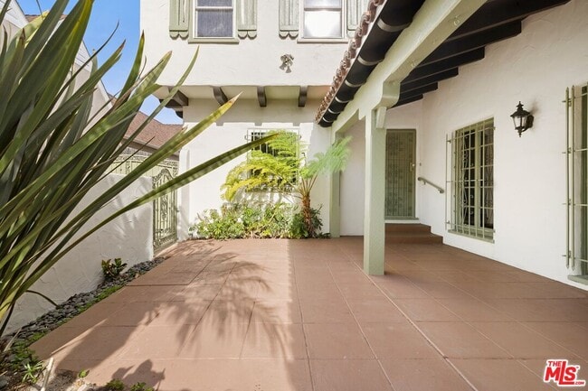 Building Photo - 120 S Poinsettia Pl