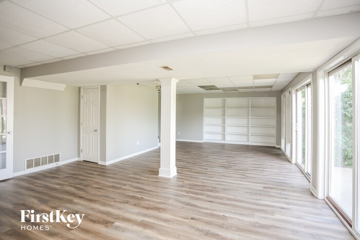 Building Photo - 1500 River Run Dr