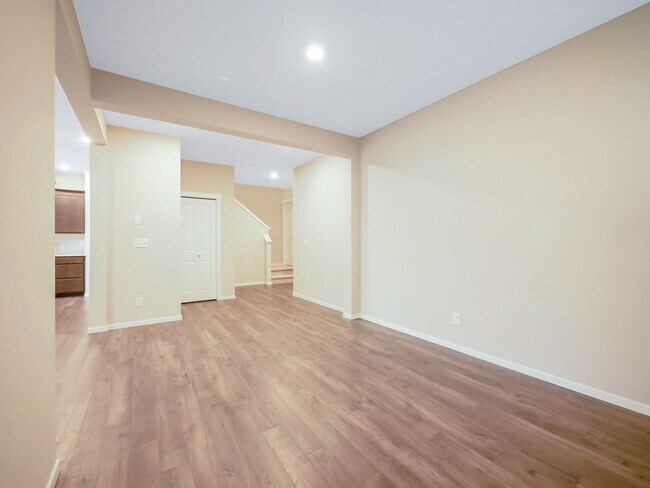 Building Photo - 4 Bed and 2.5 Bath Stunning Single-family ...