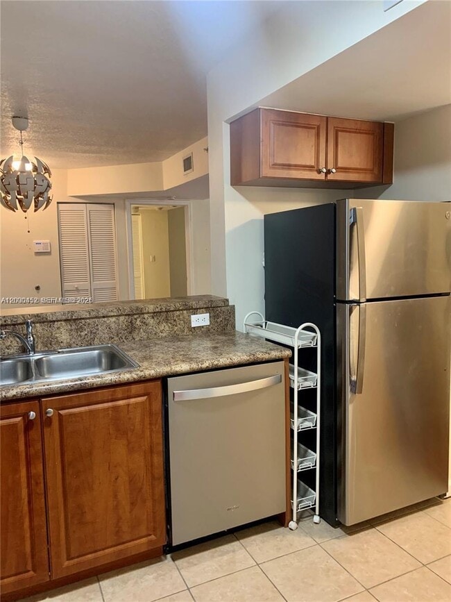 Building Photo - 529 E Sheridan St