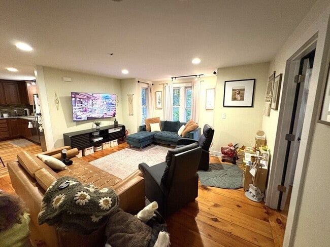 Building Photo - 78 Main St