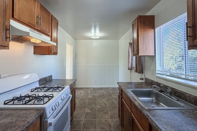 Building Photo - 424 Ponoma St