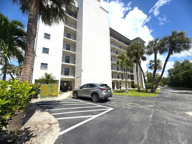 Building Photo - SEASONAL BEACH ACCESS 2/2 CONDO ON FT. MYERS BEACH!!!
