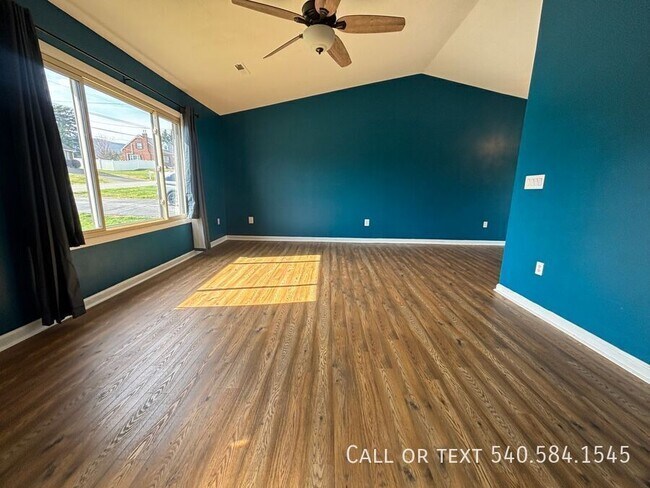 Building Photo - 3615 Ellen Dr