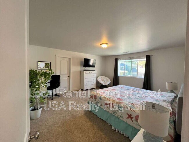 Building Photo - 2705 W Windtree Dr