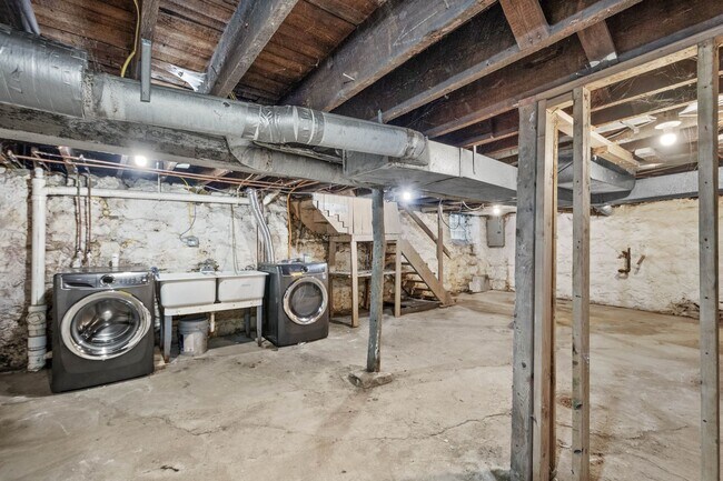 Building Photo - MOVE IN SPECIAL! SCORE HALF OFF 1ST MONTH'...