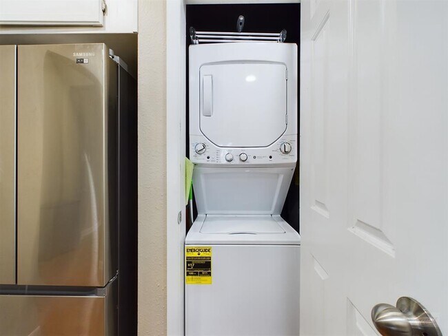 Building Photo - 711 W 21st St