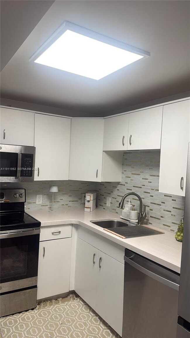 Building Photo - 100 Bayview Dr