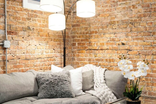 Building Photo - 1941 W Augusta Blvd