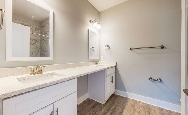 Building Photo - End unit!  Washer/Dryer Included! Beautiful 3 Bedroom Townhome (larger floorpan) with Screened-In...