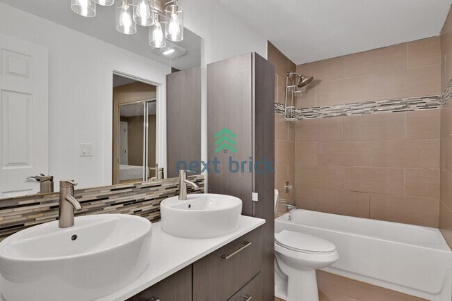 Building Photo - Beautifully Spacious Top-Floor Condo in the Heart of Juanita!