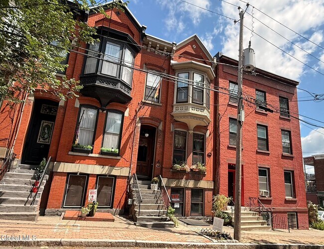 Building Photo - 45 Elm St