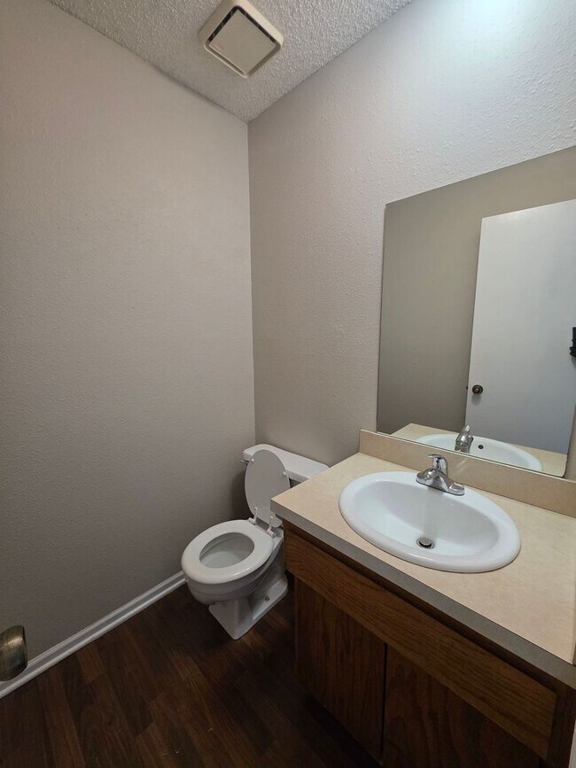 Building Photo - Spacious 2 Bedroom Quadplex with Garage