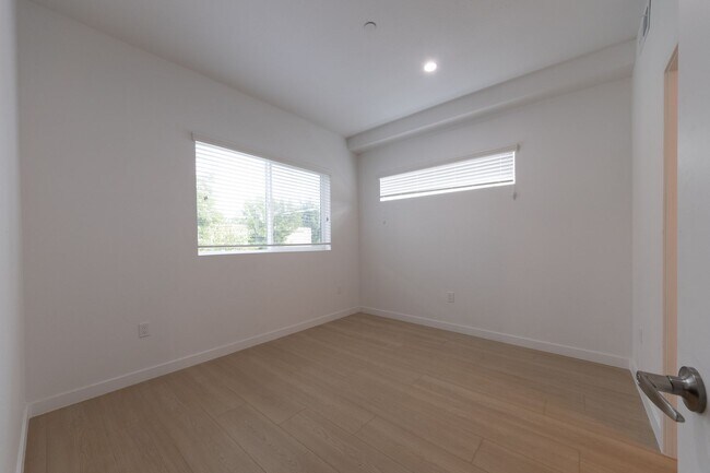 Building Photo - Brand-New Luxury Townhomes in NoHo