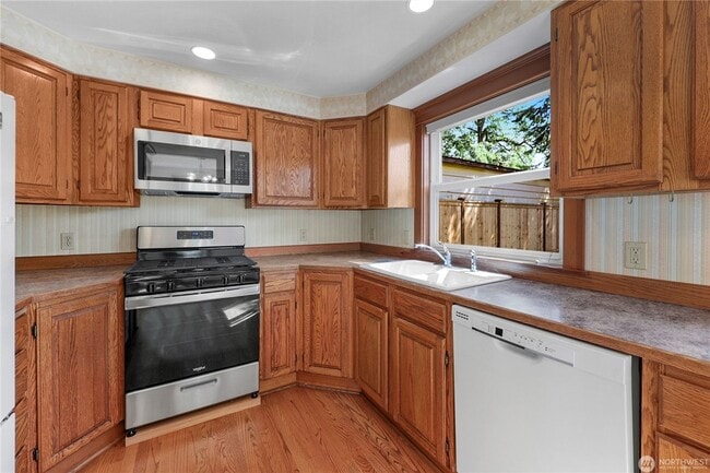 Building Photo - 3 bedroom 2.5 bathroom single family house...