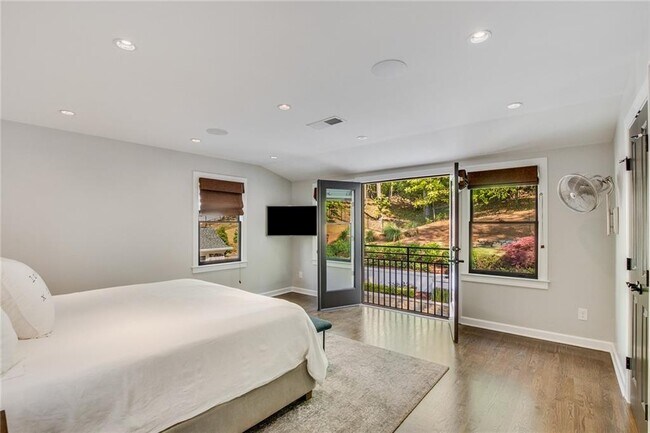 Building Photo - 1100 Kingston Dr NE