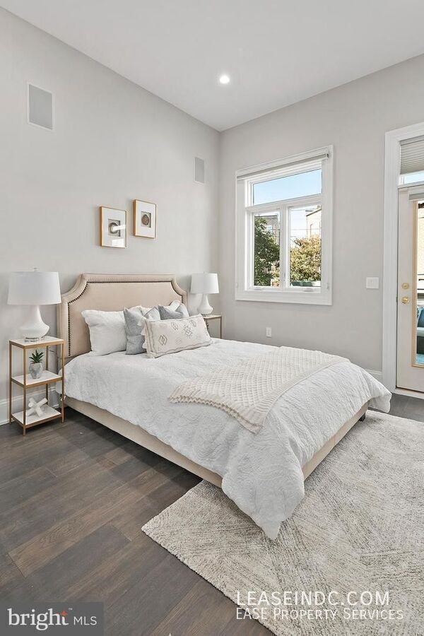 Building Photo - 1330 Vermont Ave NW