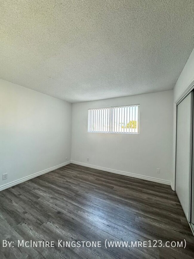 Building Photo - Move-in Specials Await in this Spacious 2B...