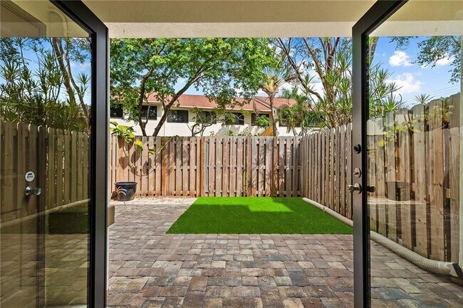 Building Photo - 247 City View Dr