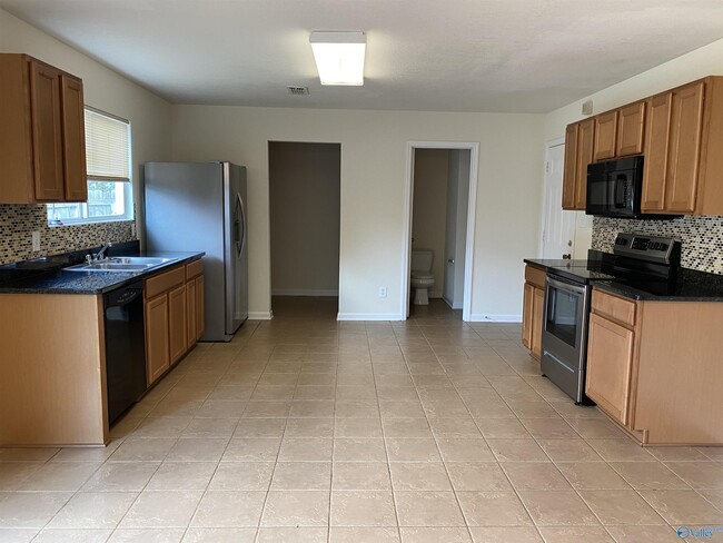 Building Photo - 3071 Lakeland Dr SW