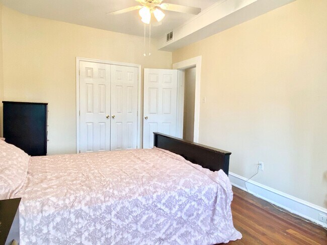 Building Photo - Spacious 2 Bed Plus Den - 1 Bath - Capitol...