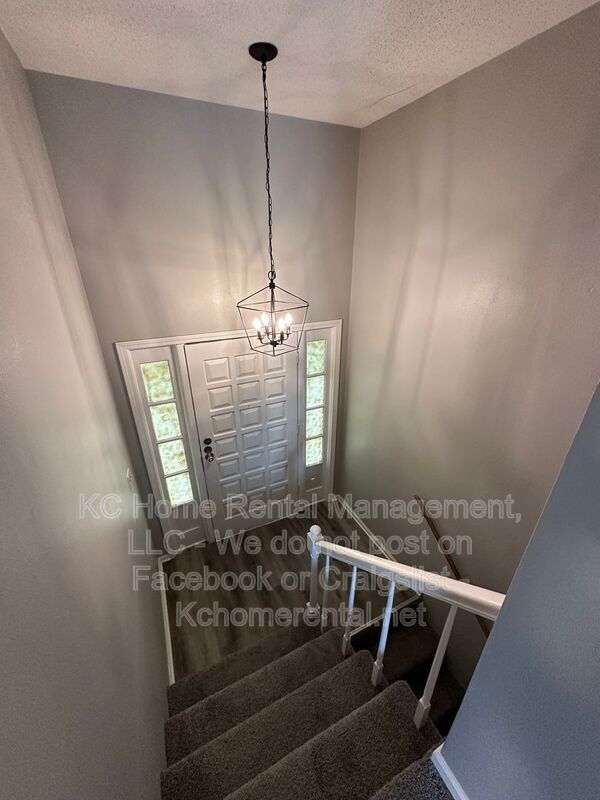 Building Photo - 708 NW Mock Ave