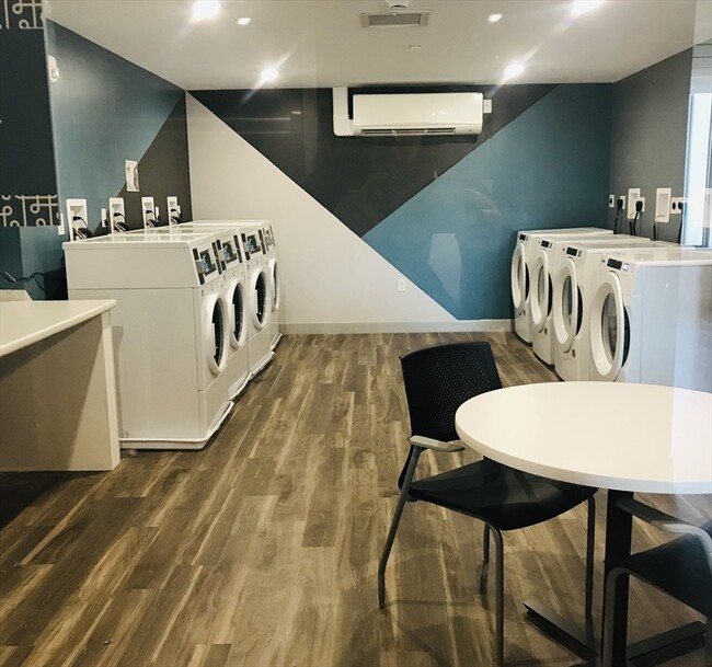 Building Photo - 466 River St