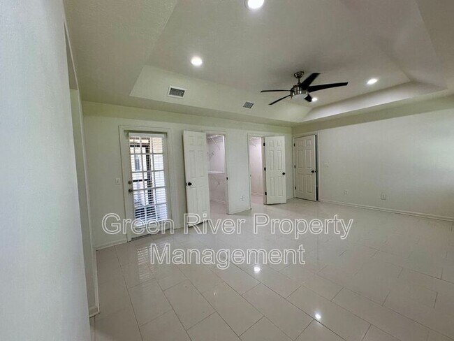 Building Photo - 3288 Deerfield Pointe Dr