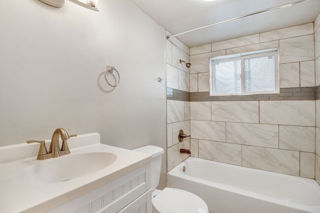 Building Photo - 105 Pineland Cir