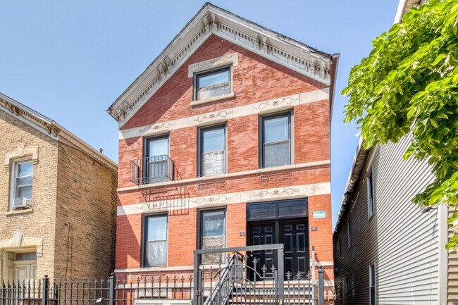 Building Photo - Wicker Park 1bd/1bth W/ Deck Avail 7/1