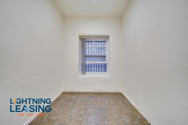 Building Photo - 1518 3/5 Wilton -404D