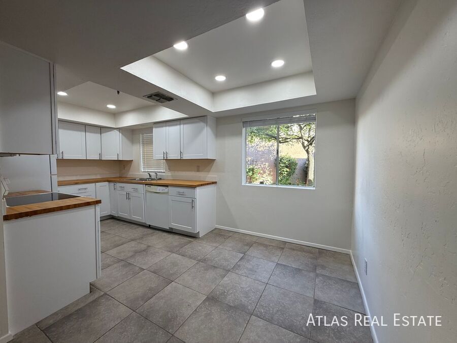 Building Photo - 4554 E Paradise Village Pkwy N