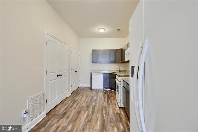 Building Photo - 106 S Haven St