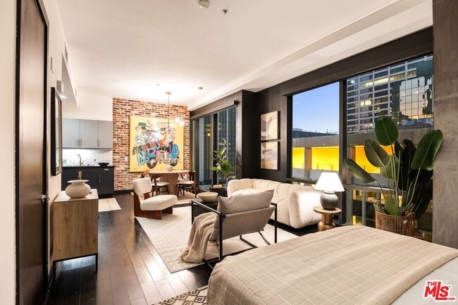 Building Photo - 655 S Hope St