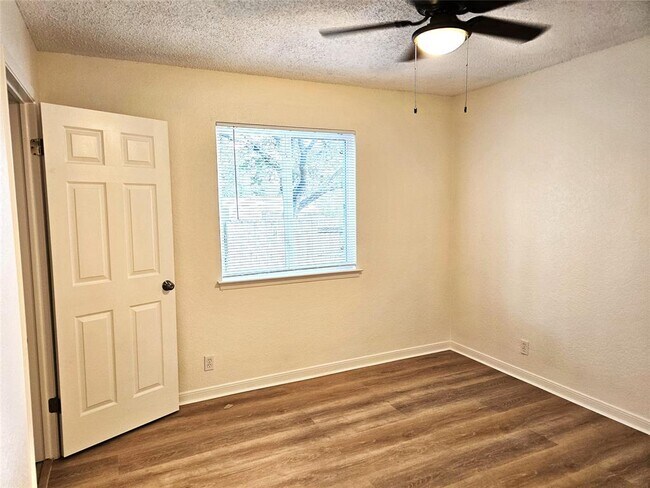 Building Photo - 1747 Horseshoe Cir