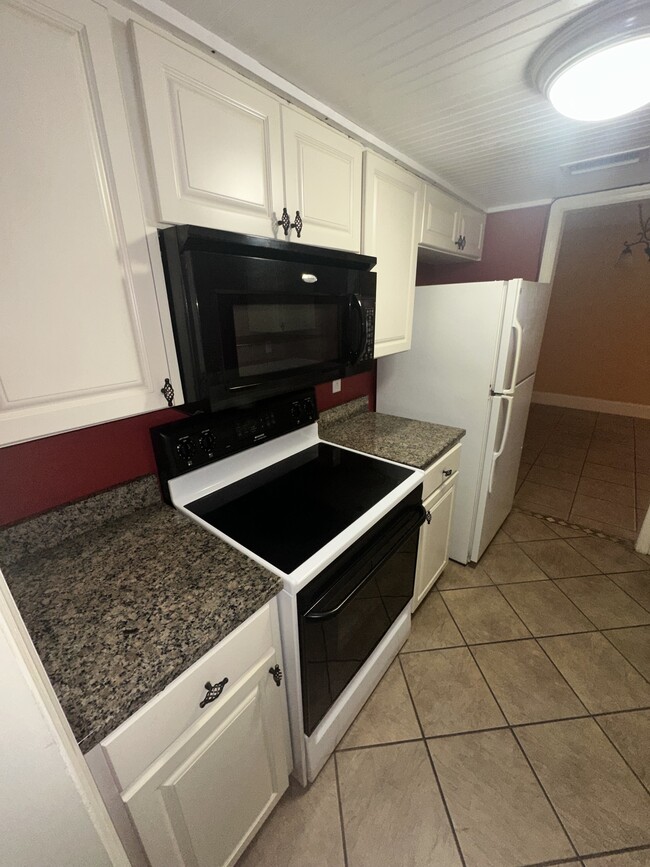 Building Photo - 108 Country Club Dr